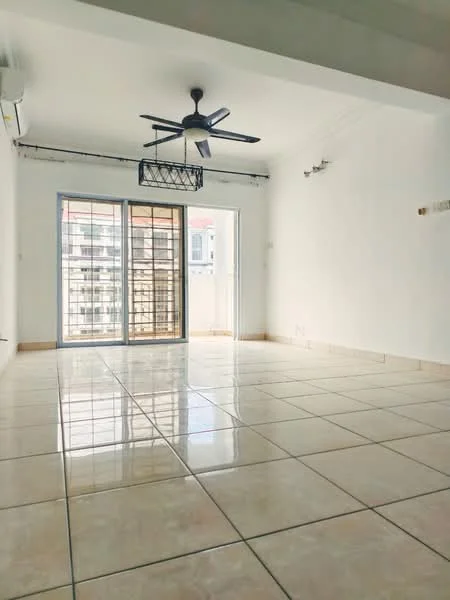 Living features: white painted walls, glossy ceramic tile flooring, 5-blade ceiling fan with light, floor-to-ceiling sliding glass doors, natural light from windows, exposed ceiling beams, air conditioning unit, open layout; style: modern.