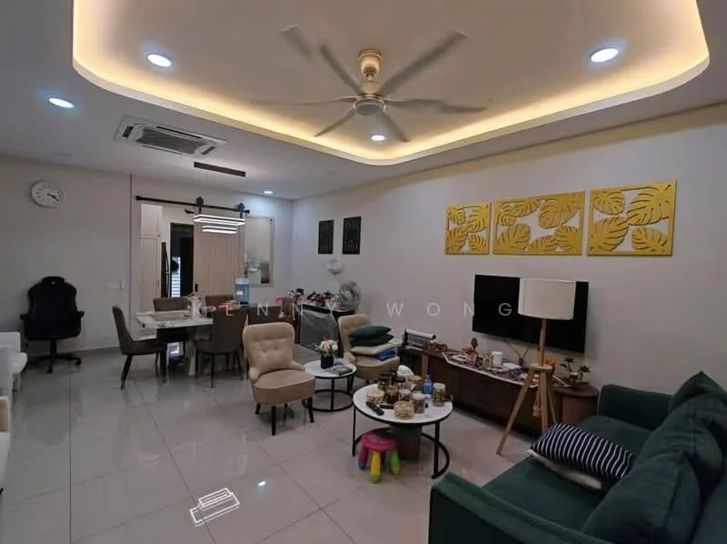 Living features: sofa in green fabric, 3-seater sofa, armchair in beige fabric, coffee table, TV console, wall-mounted TV, decorative wall art with leaf patterns, ceiling fan, recessed ceiling lights, white walls, glossy tile flooring, area rug, dining table with chairs, wall clock; style: modern.