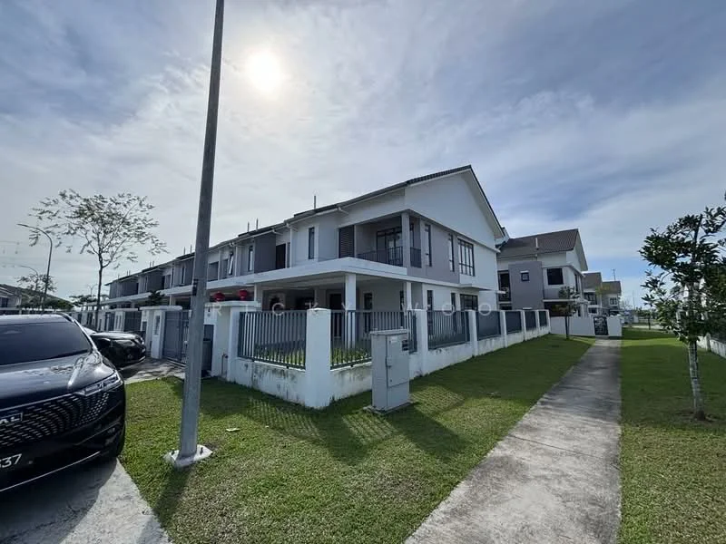 Exterior type: linked terrace house; features: two-storey building, grey painted facade, white trim, manicured lawn, sidewalk, fenced yard, parking space, streetlight, adjacent to road, surrounded by greenery; style: modern.