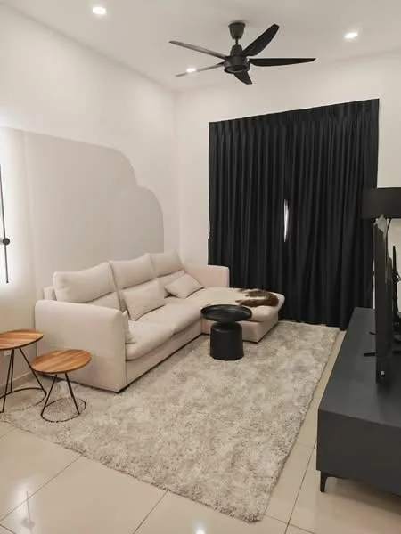 Living features: 3-seater fabric sofa in cream, black coffee table, 2 round wooden side tables, area rug with geometric pattern, floor-to-ceiling curtains in black, recessed LED downlights, ceiling fan with 5 blades, wall-mounted TV, TV console in dark finish, cream painted walls, glossy tile flooring; style: modern.