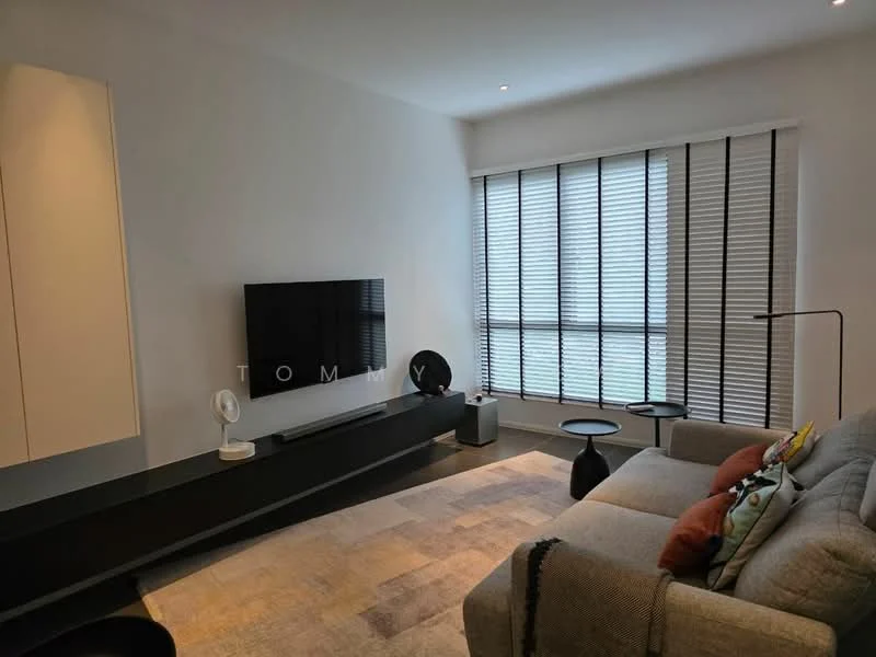 Living features: grey fabric sofa, black coffee table, white side table, wall-mounted TV, black TV console, floor-to-ceiling windows, horizontal blinds, light-colored carpet, decorative cushions; style: modern.