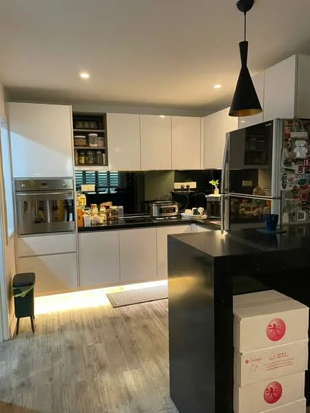 Kitchen features: white flat-panel cabinets, black countertop, stainless-steel fridge, built-in oven, 4-burner gas hob, stainless-steel range hood, black backsplash, recessed LED downlights, pendant light, open shelving, kitchen island with seating, wood-look laminate flooring; style: modern.