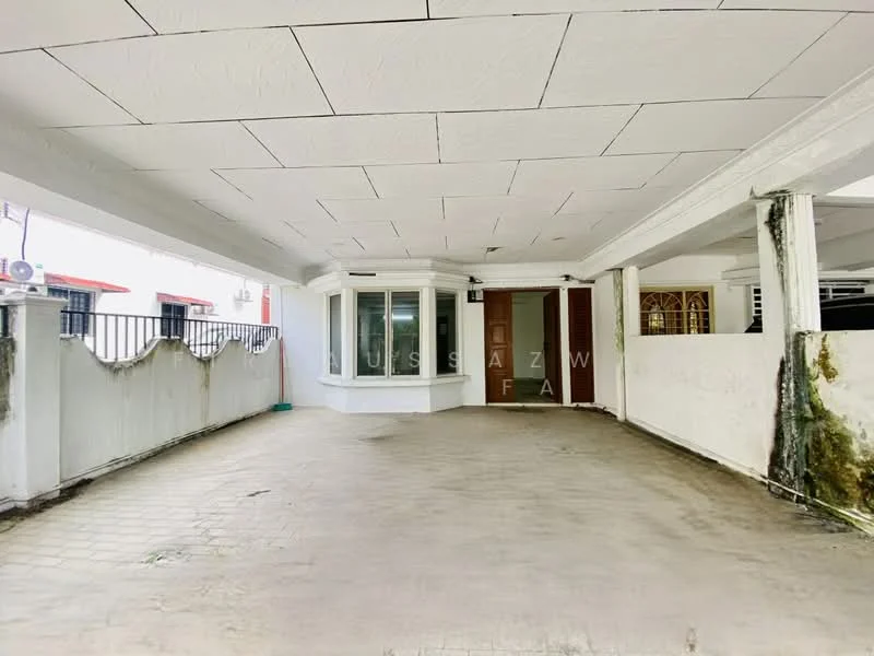 Exterior type: car porch; features: covered car porch, paved flooring, white ceiling with paneling, exposed concrete walls, decorative columns, security grille, access to main entrance, surrounding wall with railing; style: modern.