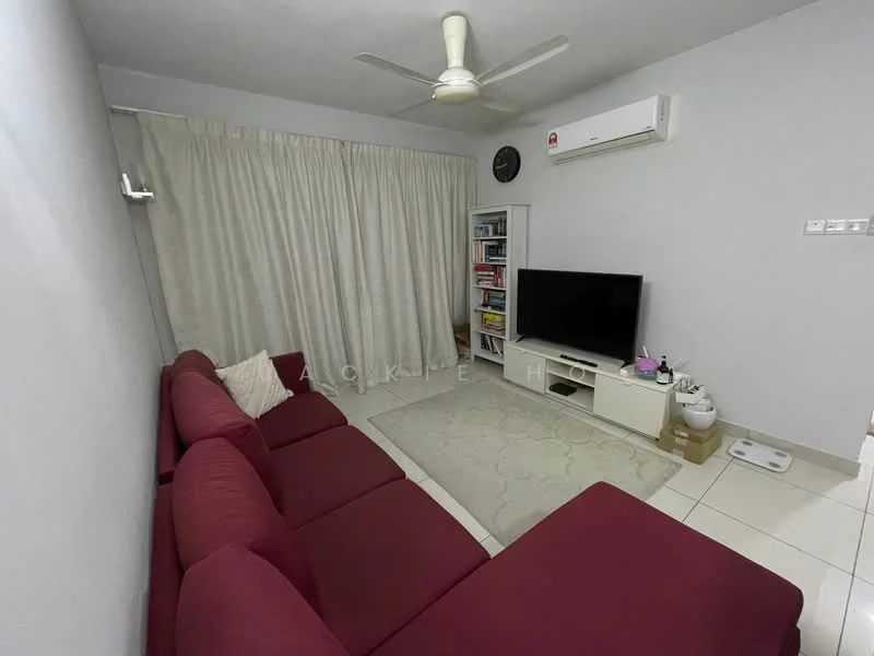 Living features: 3-seater fabric sofa in burgundy, ceiling fan, wall-mounted TV, TV console in white, area rug with geometric pattern, curtains in light fabric, air conditioning unit on wall, bookshelf with visible books; style: modern.