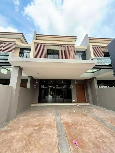 Exterior type: linked terrace house; features: grey painted facade, glass balcony railings, horizontal wooden slats on facade, flat roof, two-storey structure, driveway with concrete surface, main entrance with glass door, surrounded by walls, large windows on upper floor, minimalist architectural style; style: modern.
