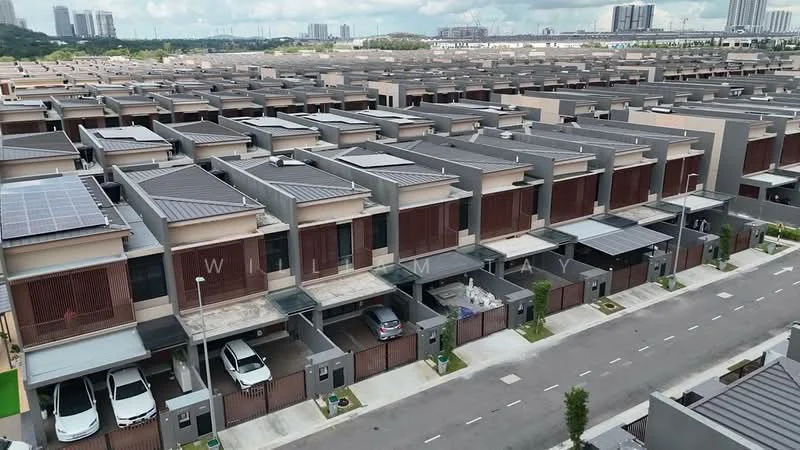 Exterior type: linked terrace house; features: multiple units in a row, flat roof, solar panels on roofs, driveways with car porches, manicured landscaping, paved walkways, modern facade with wood accents, street view with parking spaces, surrounded by greenery, urban residential setting; style: modern.