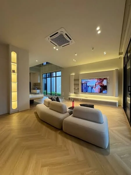 Living features: light wood herringbone flooring, white painted walls, recessed downlights, 5-blade ceiling fan with light, wall-mounted TV, built-in media console, large windows with garden view, sofa in light grey upholstery, decorative wall shelving with lighting; style: modern; view: garden.
