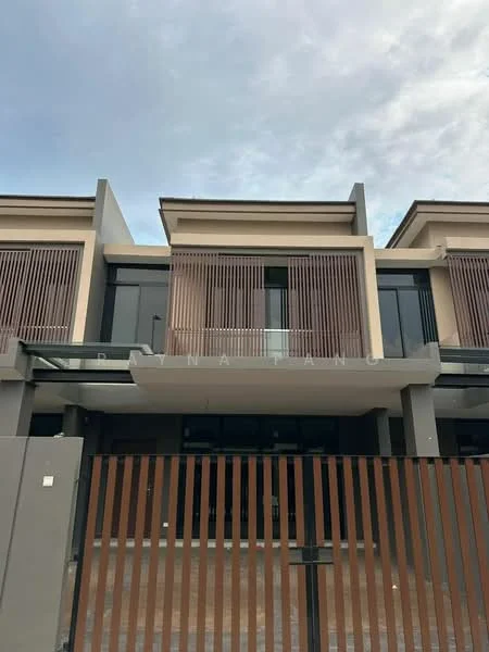 Exterior type: linked terrace house; features: modern facade with horizontal slats, glass windows, two-storey structure, flat roof, gated entrance, concrete driveway, manicured landscaping, neutral color palette, balcony on the upper floor, perimeter fencing; style: modern.