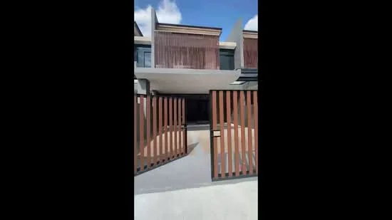 Exterior type: linked terrace house; features: wooden slatted gate, concrete driveway, two-storey structure, horizontal wooden slats on upper level, flat roof, minimalist facade, surrounded by open space, modern architectural design; style: modern.