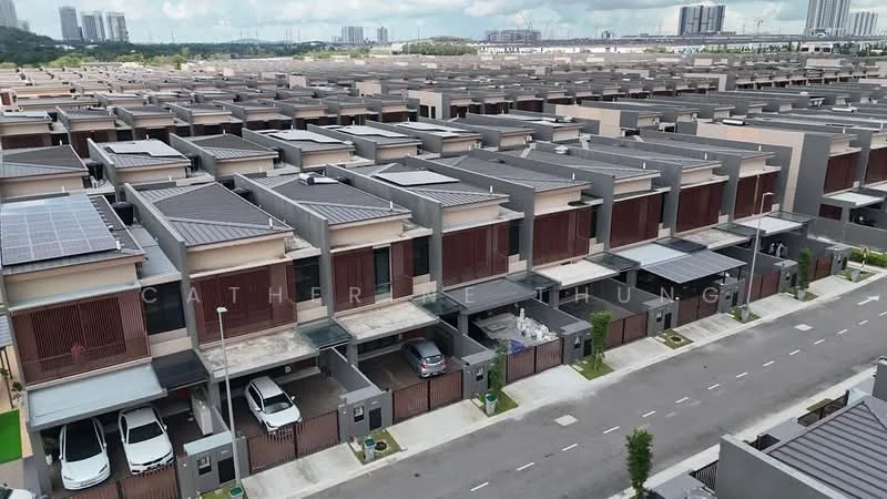 Exterior type: linked terrace house; features: multiple units in a row, flat roof, solar panels on roofs, driveways with car porches, manicured landscaping, modern facade with wooden accents, street view with clear road, surrounded by greenery, two-storey buildings, parking spaces visible; style: modern.
