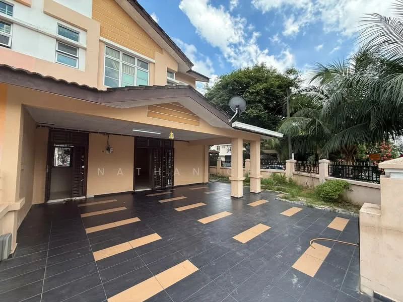 Exterior type: semi-detached house; features: covered porch, black tiled flooring with beige accents, exposed beams on ceiling, satellite dish mounted on roof, manicured landscaping, palm trees, fenced perimeter, front garden area, clear blue sky, sunlight casting shadows; style: modern.