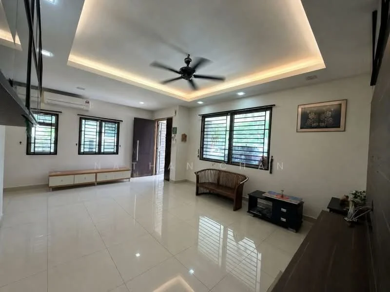 Living features: white painted walls, recessed ceiling with LED lighting, 5-blade ceiling fan with light, large windows with horizontal grilles, glossy ceramic tile flooring, wooden bench seating, TV console, wall-mounted TV, decorative artwork on wall, air conditioning unit; style: modern.