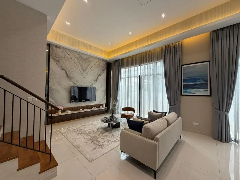 Living features: sofa in light beige fabric, 2 wooden armchairs, coffee table with glass top, area rug with geometric pattern, wall-mounted TV, feature wall with marble finish, floor-to-ceiling windows, sheer curtains, recessed LED downlights, crown moulding, wooden staircase, decorative wall art; style: modern; view: garden.