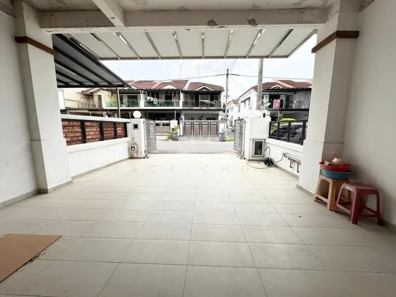 Exterior type: linked terrace house; features: paved flooring, covered patio area, white painted walls, fenced perimeter, visible street view, outdoor seating area, utility area with plumbing, overhead roof structure; style: modern.