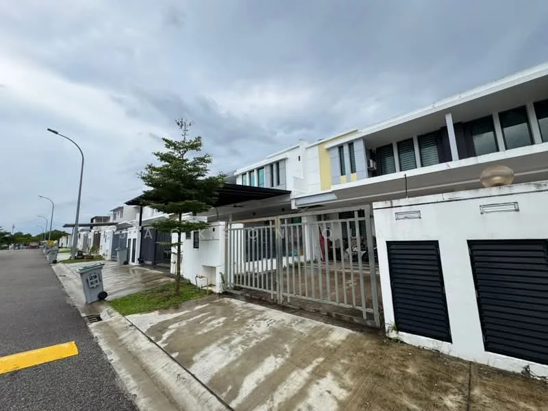 Exterior type: linked terrace house; features: white painted facade, flat roof, 2-storey building, manicured lawn, paved driveway, metal gate, covered car porch, street lighting, sidewalk, adjacent to road; style: modern.