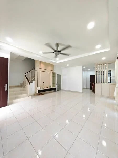 Living features: white painted walls, glossy ceramic tile flooring, tray ceiling with recessed lighting, 5-blade ceiling fan with light, built-in shelving unit, open space layout, staircase leading to upper floor, large windows for natural light; style: modern.