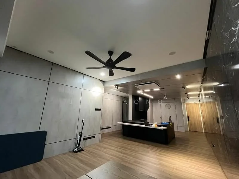 Living features: grey accent wall, wooden flooring, 5-blade ceiling fan, recessed downlights, pendant light, kitchen island, black cabinetry, wall-mounted clock, open layout, large windows, modern decor; style: modern.