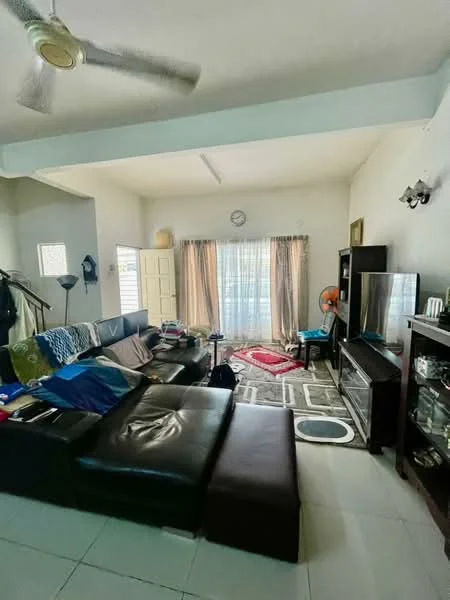 Living features: 3-seater leather sofa in dark brown, L-shape sectional sofa, area rug with geometric pattern, coffee table, TV console, wall-mounted TV, ceiling fan, large windows with sheer curtains, decorative wall clock, wooden shelving unit, floor tiles in light color, light-colored walls; style: modern.