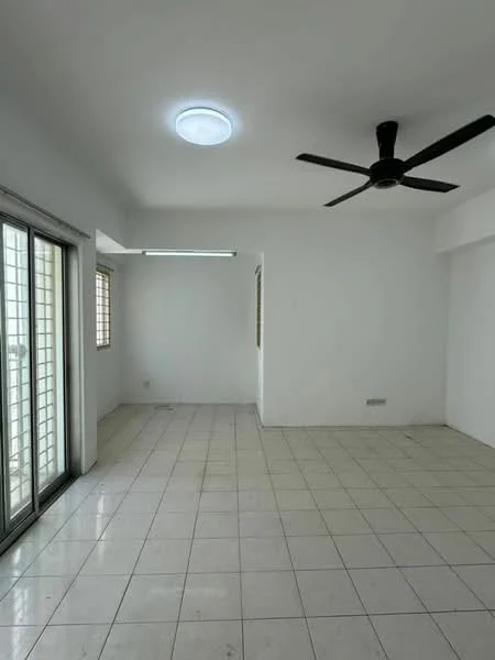 Living features: white painted walls, white ceiling, recessed ceiling light, 5-blade ceiling fan, sliding glass door, floor-to-ceiling windows, ceramic tile flooring, natural light from windows; style: modern.