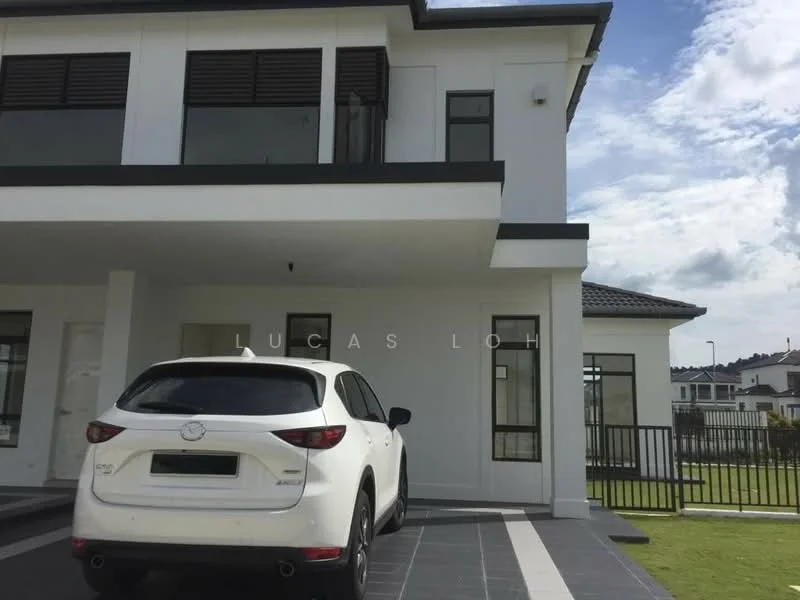 Exterior type: detached bungalow; features: white painted facade, flat roof, 2-storey building, manicured lawn, paved driveway, black metal gate, large windows, balcony on upper floor, surrounded by greenery; style: modern.
