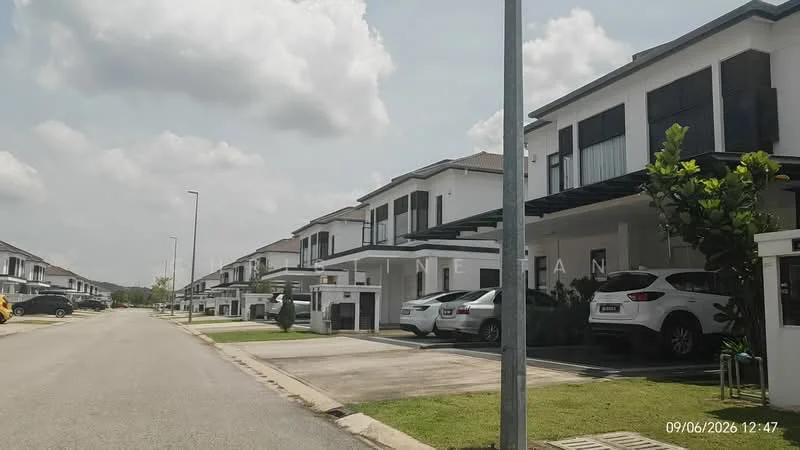 Exterior type: linked terrace house; features: white painted facade, flat roof, double-storey, driveway with interlocking pavers, manicured lawn, mature trees, covered parking, porch with awning, surrounded by greenery, urban context; style: modern.