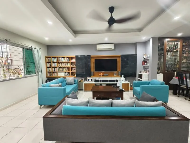 Living features: light grey walls, white ceiling with recessed lighting, 5-blade ceiling fan, large windows with metal grilles, two turquoise fabric sofas, wooden coffee table, TV console with wall-mounted TV, dark stone feature wall, built-in wooden shelves with books, glass display cabinet, tile flooring; style: modern; view: garden.