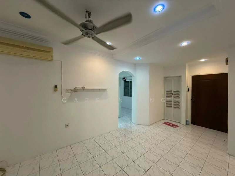 Living features: white painted walls, marble tile flooring, 5-blade ceiling fan with light, recessed LED downlights, wall-mounted air conditioning unit, doorway leading to another room, entrance door, decorative ceiling with crown moulding; style: modern.