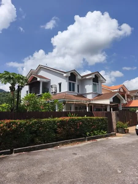 Exterior type: detached bungalow; features: white painted facade, pitched tile roof, manicured lawn, tropical landscaping, mature trees, front porch, balcony on upper floor, driveway, fenced yard, two-storey structure; style: modern.