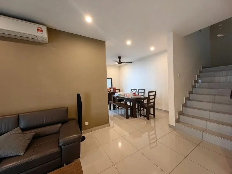 Living features: grey leather sofa, coffee table, wall-mounted split AC, 5-blade ceiling fan, white painted walls, cream accent wall, tile flooring, dining table with chairs, staircase with grey tiles; style: modern.