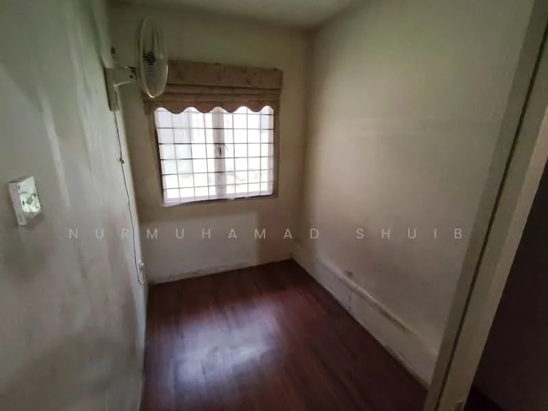 Room features: wooden flooring, white walls, window with grid pattern, window treatment with scalloped edge, ceiling fan.