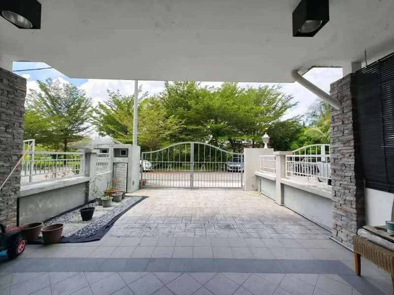 Exterior type: linked terrace house; features: stone cladding on walls, paved flooring, manicured garden area, metal gate, fenced perimeter, outdoor lighting fixtures, landscaped greenery, driveway, car parking area; style: modern.