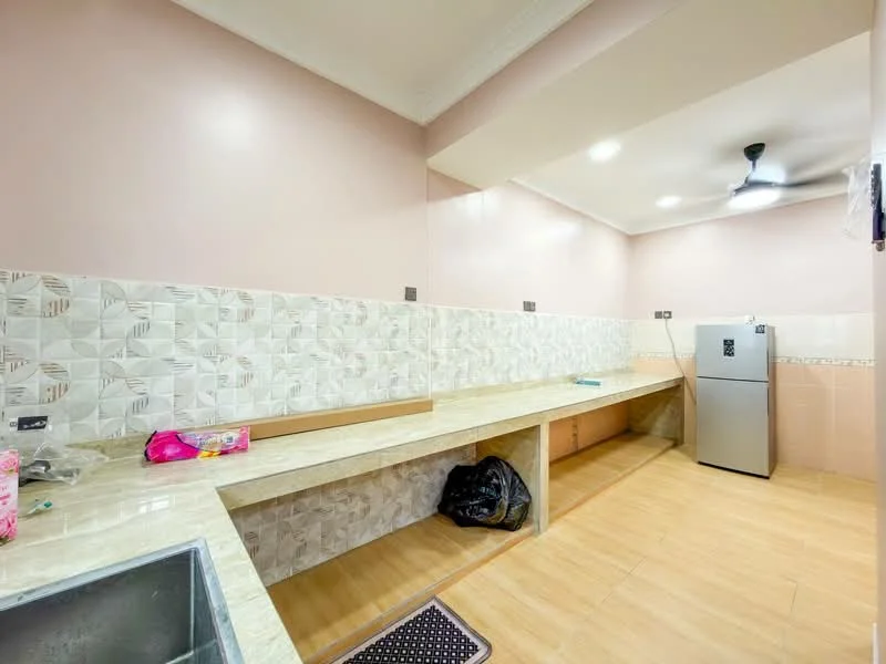 Kitchen features: single-bowl stainless-steel sink, chrome pull-down faucet, light-colored granite countertop, geometric patterned tile backsplash, cream painted walls, wooden cabinetry, refrigerator, ceiling fan, vinyl plank flooring, open shelving, kitchen mat; style: modern.
