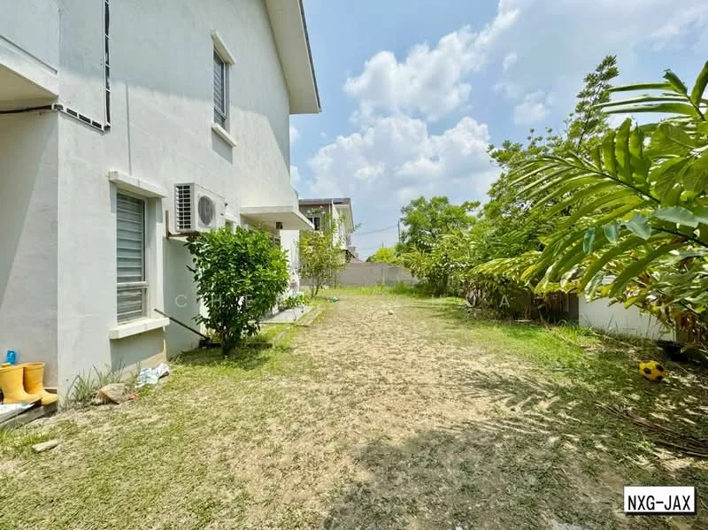 Exterior type: semi-detached house; features: white painted facade, manicured lawn, tropical landscaping, mature trees, gravel pathway, side yard, visible air conditioning unit, outdoor space with grass, fenced perimeter; style: modern.