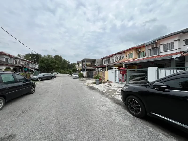 Exterior type: linked terrace house; features: two-storey linked terrace houses, driveway with interlocking pavers, manicured front gardens, car parking spaces, street view with parked cars, paved walkway, residential neighborhood, overcast sky; style: modern.