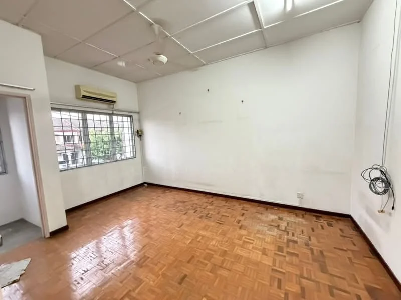 Room features: white painted walls, ceiling fan, window with grille, parquet wood flooring, air conditioning unit, exposed ceiling, electrical wiring visible.