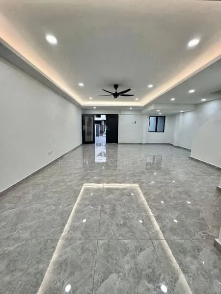 Room features: white painted walls, polished marble flooring, recessed LED downlights, 5-blade ceiling fan, sliding glass door, floor-to-ceiling windows, crown moulding, LED strip lighting along ceiling, open layout; style: modern.
