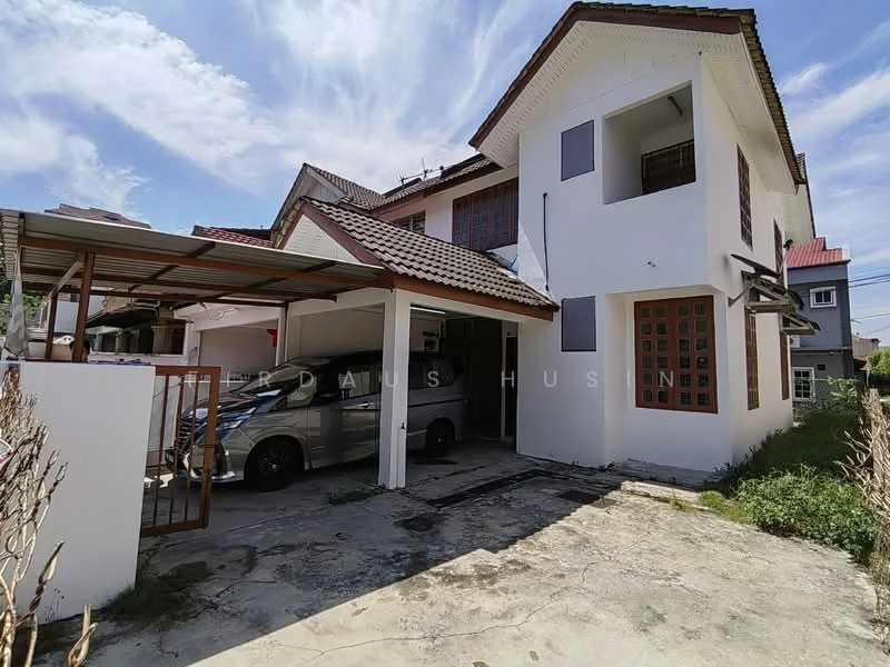 Exterior type: semi-detached house; features: white painted facade, red tile roof, car porch with awning, driveway with concrete surface, two-storey structure, windows with wooden grilles, manicured lawn, surrounded by greenery; style: modern.