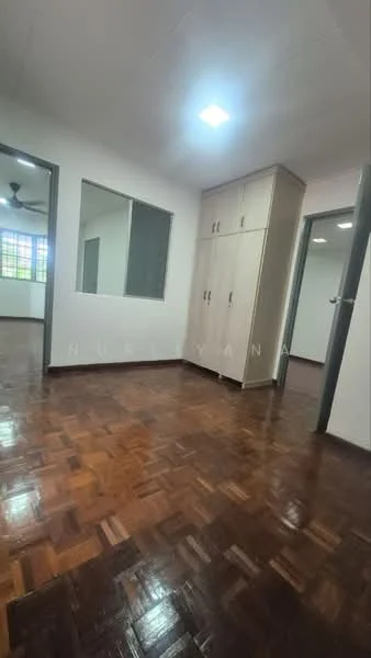 Room features: wooden flooring, white painted walls, ceiling light, built-in wardrobe with sliding doors, window with grid pattern, door with handle, ceiling fan, multiple windows; style: modern.