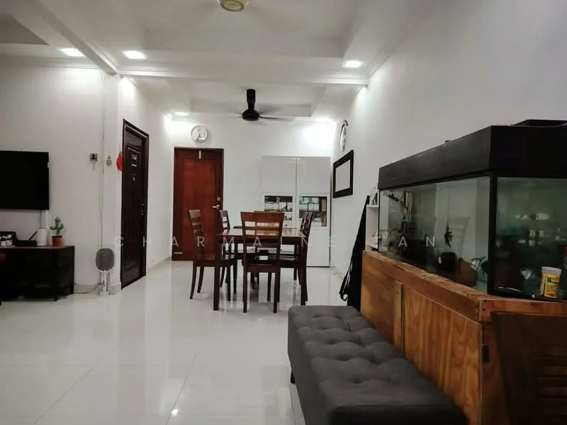Living features: white painted walls, polished ceramic tile flooring, tray ceiling, ceiling fan, wall-mounted TV, black TV console, wooden dining table with chairs, wooden sideboard, aquarium, grey upholstered bench, decorative plants; style: modern.
