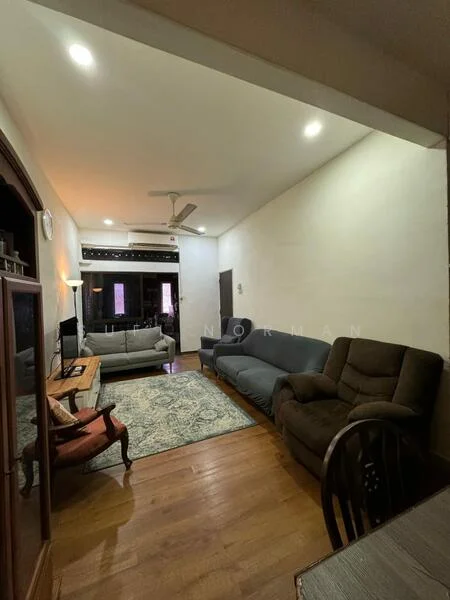 Living features: light wood flooring, white painted walls, 5-blade ceiling fan with light, sofa in dark brown fabric, 2-seater grey fabric sofa, coffee table, area rug with geometric pattern, TV console, wall-mounted TV, decorative wall clock, floor lamp; style: contemporary.