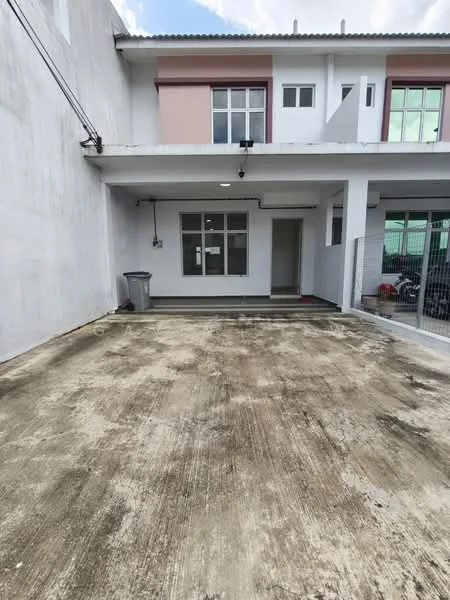Exterior type: linked terrace house; features: concrete driveway, white painted facade, ground floor entrance, large windows, metal gate, exposed concrete wall, single-storey, surrounded by fencing; style: modern.