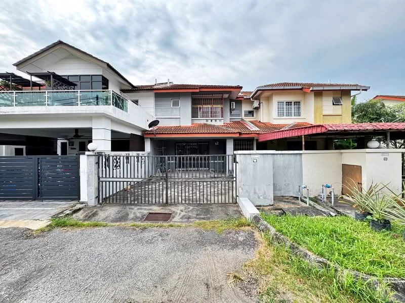 Exterior type: semi-detached house; features: two-storey structure, red tiled roof, white painted facade, black wrought iron gate, paved driveway, manicured lawn, balcony on upper floor, multiple windows, surrounding greenery, car porch, fence surrounding property; style: modern.