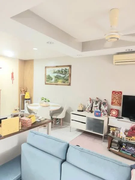 Living features: light grey fabric sofa, 3-seater sofa, white round dining table, 4 white dining chairs, wooden dining table, wall-mounted TV, decorative wall art, ceiling fan, air conditioning unit, wood panel accent wall, decorative figurines, coffee table, area rug; style: modern.