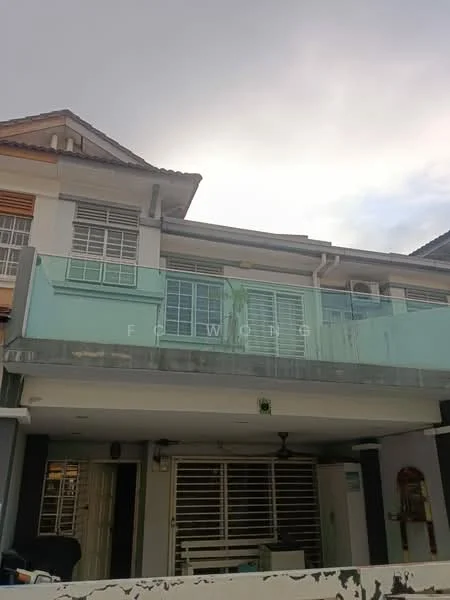 Exterior type: linked terrace house; features: two-storey building, glass balcony railing, white painted facade, sliding glass door, front porch, gabled roof, window grilles, exterior wall with paint wear, overhanging eaves; style: modern.