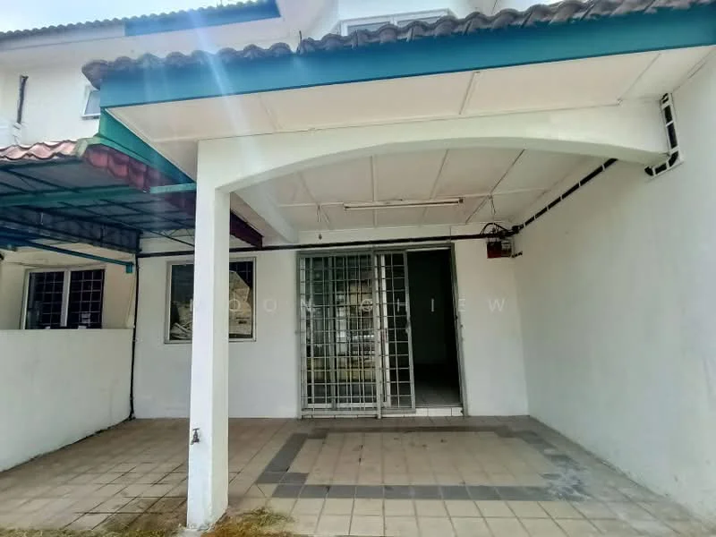 Exterior type: linked terrace house; features: covered porch, tiled flooring, metal grille door, white painted walls, overhang roof, sliding windows, concrete walkway, exposed ceiling, front garden area; style: modern.