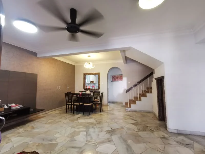 Living features: marble flooring, 5-blade ceiling fan, recessed downlights, dining table with chairs, wall-mounted TV console, decorative wall with textured finish, staircase with wooden railing, arched doorway, chandelier, open layout; style: modern.