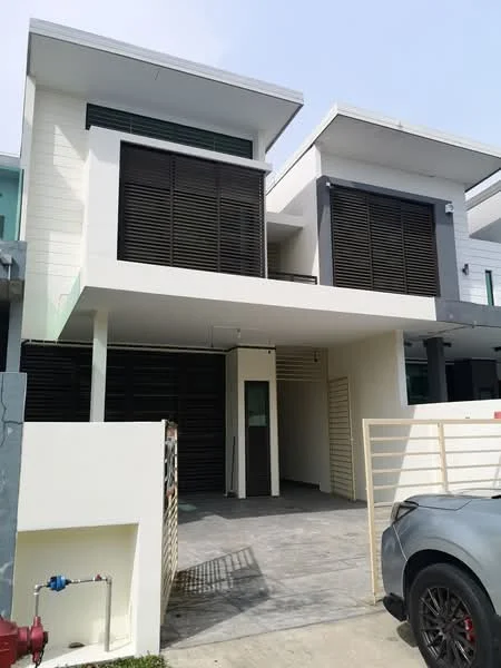 Exterior type: semi-detached house; features: white painted facade, horizontal wooden slats, flat roof, two-storey structure, concrete driveway, front porch area, large windows, sliding glass door, manicured landscaping, modern architectural design; style: modern.