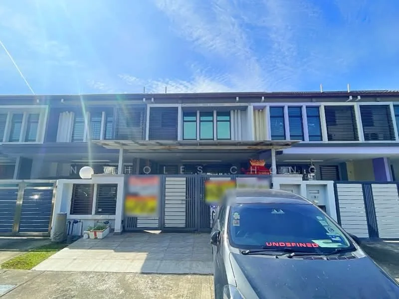 Exterior type: linked terrace house; features: two-storey building, white painted facade, horizontal louvre windows, projecting balconies, stone-paved walkway, manicured lawn, car porch, main entrance gate with intercom, surrounded by greenery; style: modern.