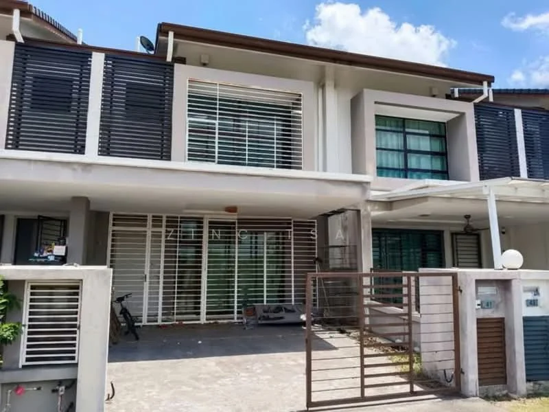 Exterior type: linked terrace house; features: two-storey building, white painted facade, horizontal wooden slats on windows, glass sliding doors, front porch area, manicured lawn, fenced front yard, metal gate, outdoor lighting, covered car porch; style: modern.