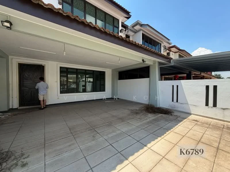 Exterior type: linked terrace house; features: covered car porch, white painted facade, flat roof, tiled flooring, manicured lawn, exterior wall with vertical slats, main entrance door with decorative design, surrounded by residential area; style: modern.